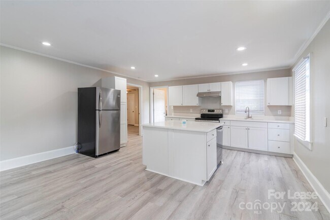 Building Photo - 2336 Barry St