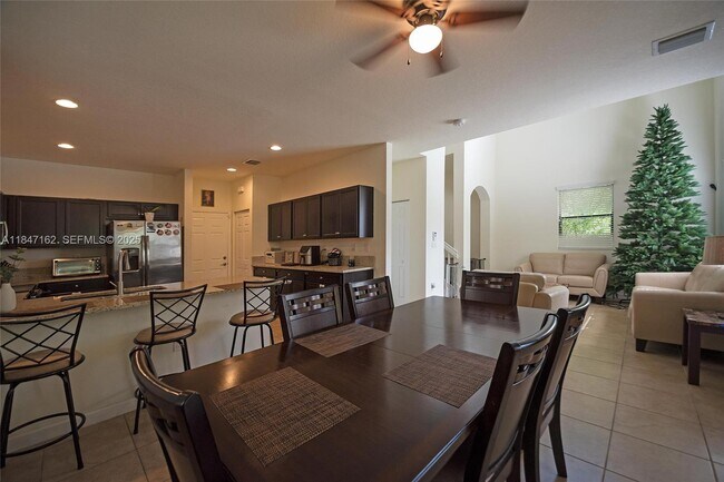 Building Photo - 532 SE 34th Terrace