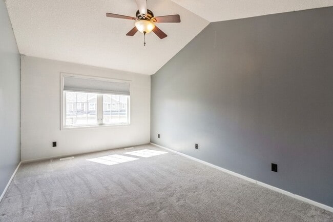 Building Photo - FOUNTAIN POINTE TOWNHOME!! 2 Bed, 2.5 Bath Townhome in Ankeny