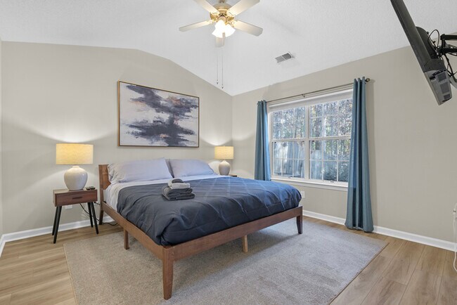 Building Photo - Furnished Rental Modern and clean