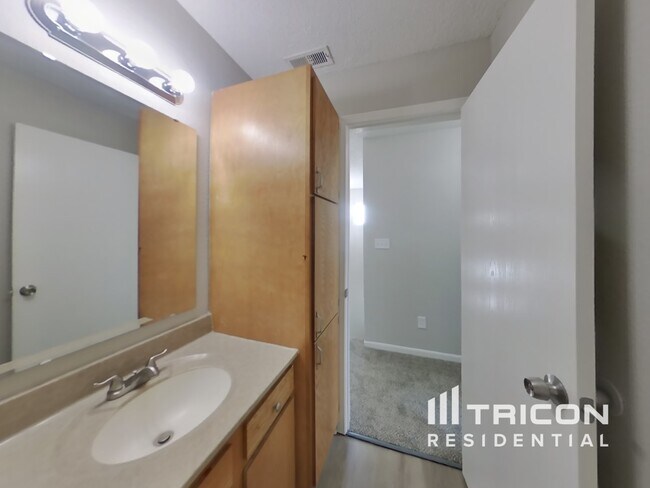 Building Photo - 607 Deer Trail Dr
