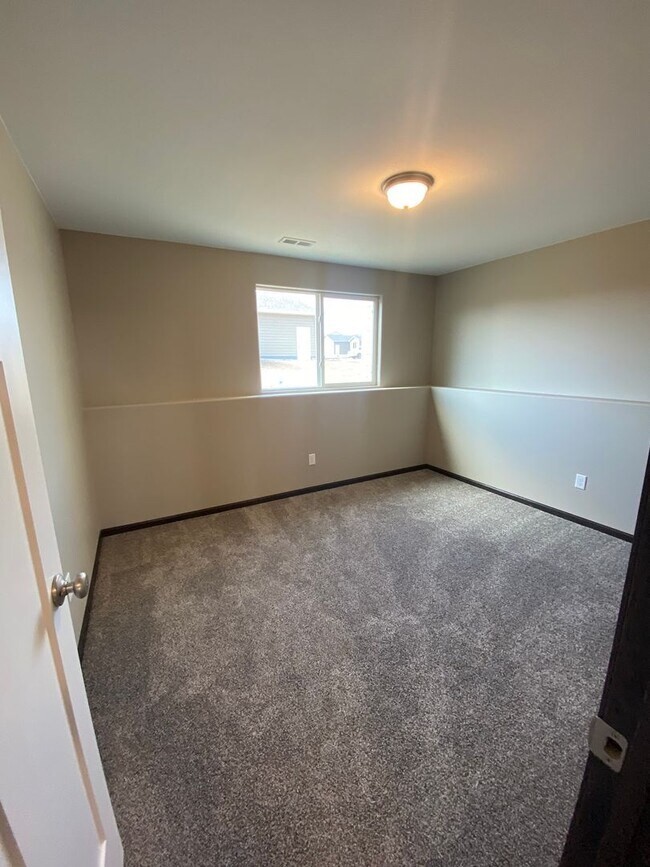 Building Photo - 4 BED | 3 BATH | DOUBLE GARAGE | RAPID VALLEY