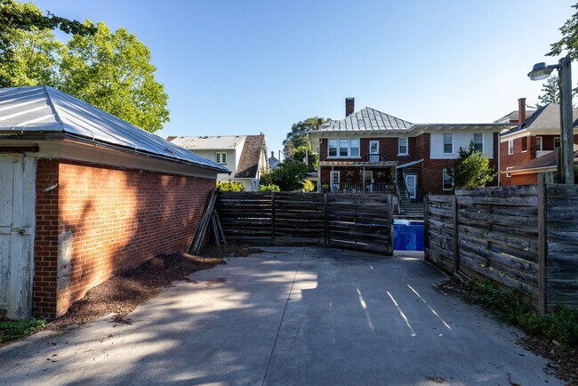 Building Photo - One bedroom downtown living with utilities included!