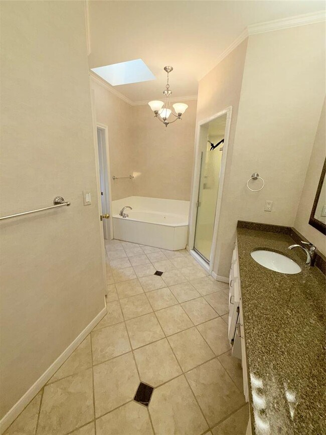 Building Photo - 611 Rolling Green Dr