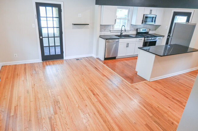 Building Photo - 1001 Willow Lawn Dr