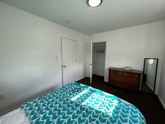 Bedroom with furnishings and closet - 100 Manning Pl