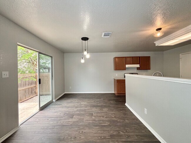 Building Photo - Spacious 4 Bedroom Home in Bristol Forest!