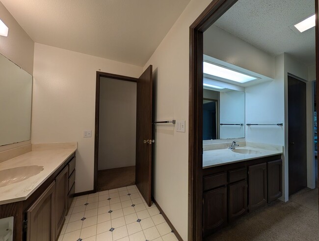 Building Photo - Great 2 Bedroom, 1-Bath Condo Near Eugene Country Club!