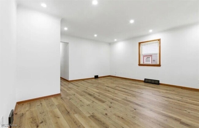 Building Photo - 4422 E 141st St