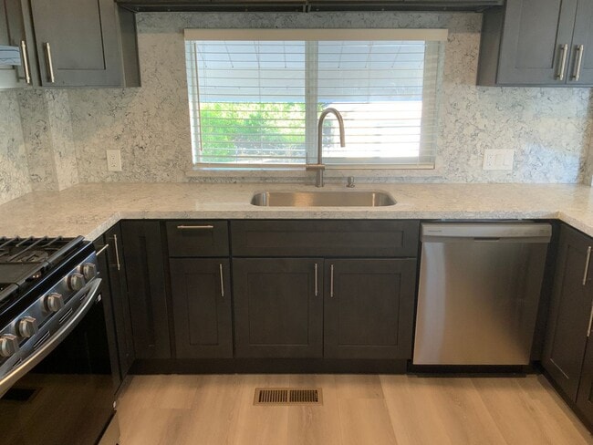 Building Photo - Beautifully remodeled 3 bedroom 2 bath Pin...