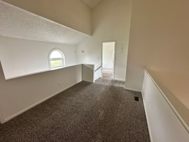 Building Photo - Spacious 3 Bed, 2 Full Bath Townhome near the Highline Canel!