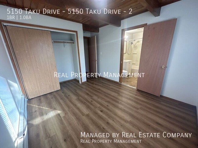 Building Photo - One Bedroom One Bath Apartment Four Minute...