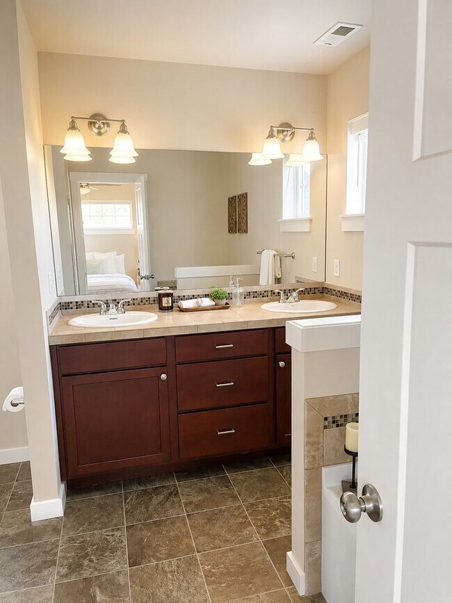 Building Photo - 3bd/2ba Lynnwood Townhome