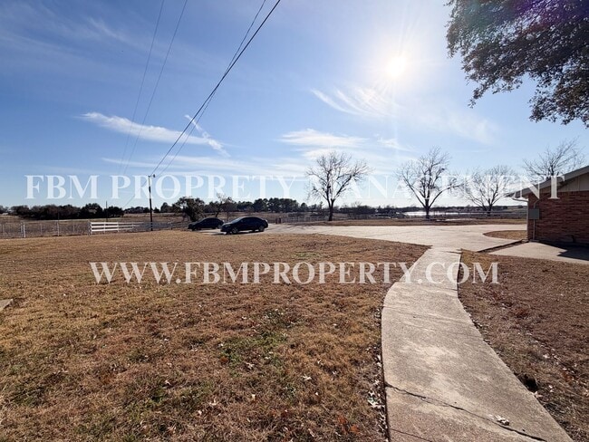 Building Photo - 2200 Country Club Rd