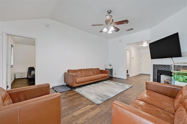 Building Photo - 610 Basil Dr