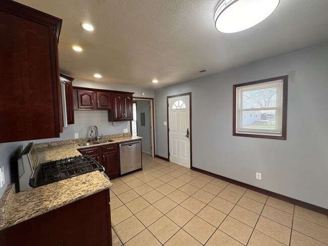 Building Photo - 3 bed, 1 bath