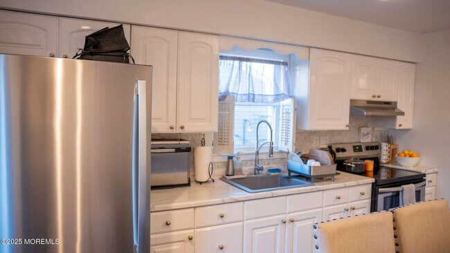 Building Photo - 73 Maple Ave