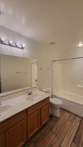 Building Photo - 11627 W Oglesby Ave