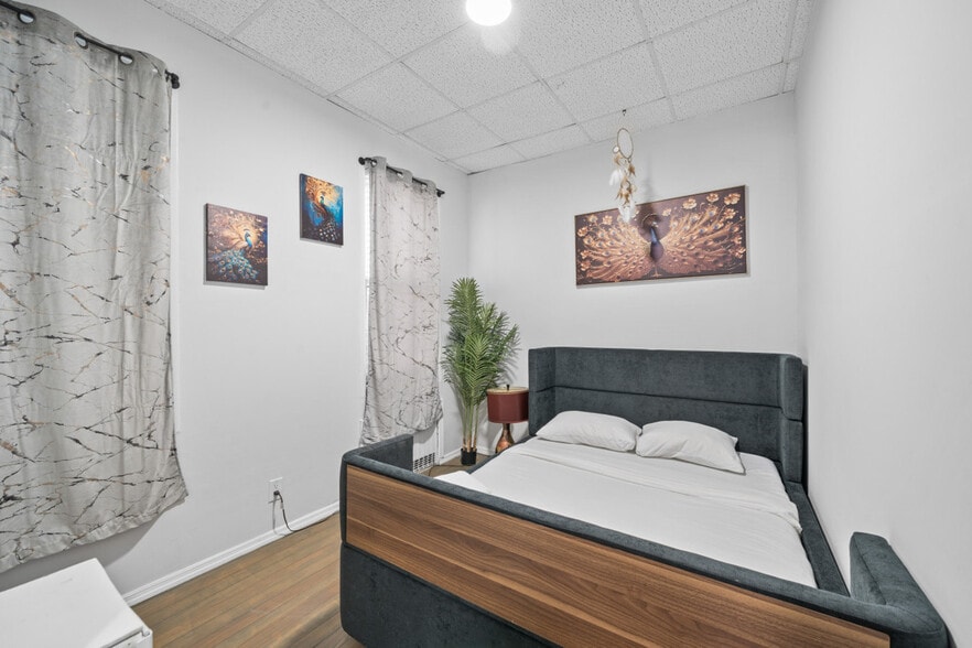 Building Photo - 84 W 42nd St