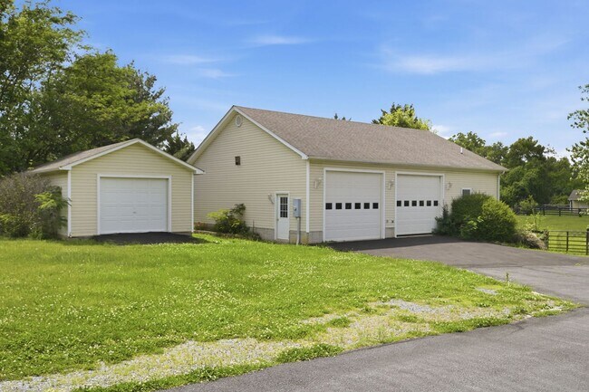 Building Photo - Experience a private retreat just beyond the city limits of Winchester where scenic beauty and re...