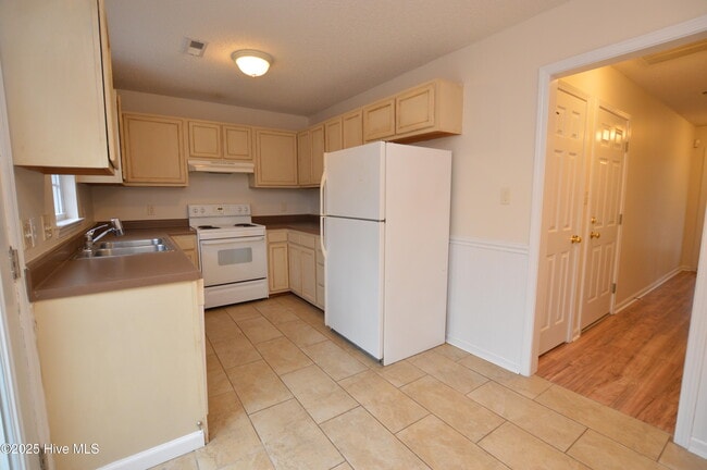 Building Photo - 805 Huff Dr