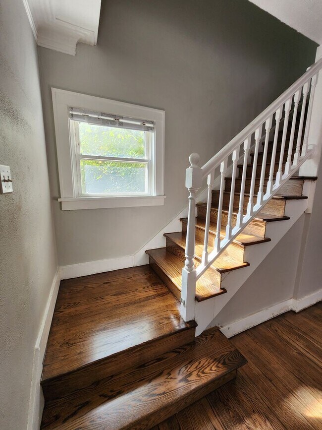Building Photo - GLEN PARK LIVING! Near IUN & Golf Course!