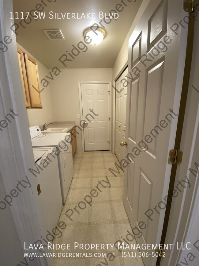 Building Photo - 1117 SW Silver Lake Blvd