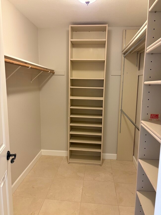 Building Photo - 1938 Stratton Cir