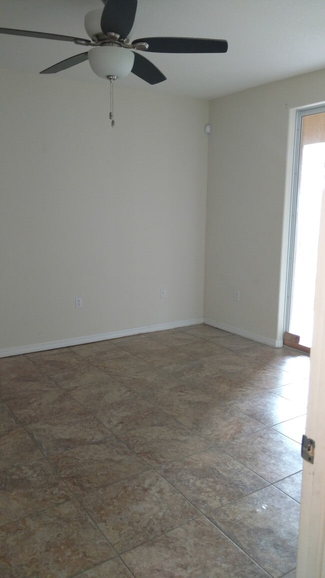 Building Photo - 1712 NE 9th Dr