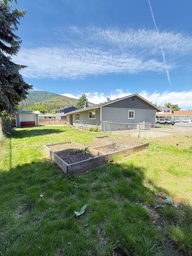 Building Photo - Beautiful 3 Bedroom, 2 Bathroom Rogue River Rental