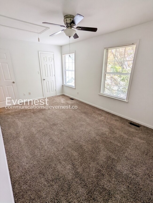 Building Photo - 3 Bed, 3.5 Bath Townhome with Modern Amenities / Available Soon!