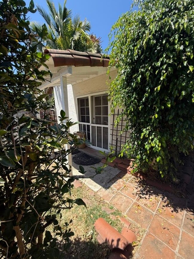 Building Photo - **STUDIO APARTMENT IN WRIGLEY AREA**  $1300MO