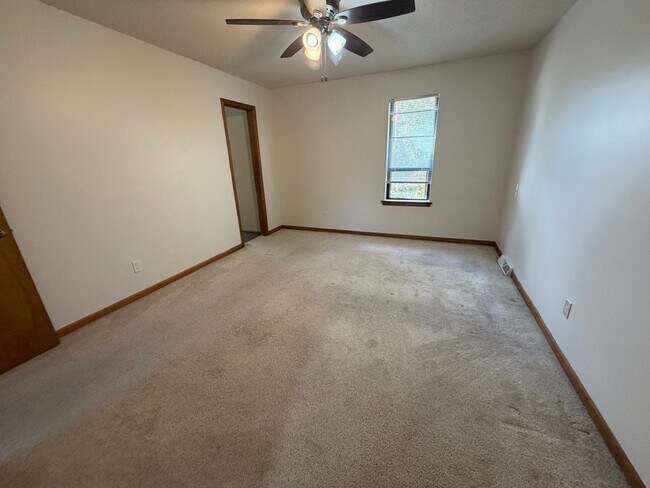 Building Photo - Lakefront 2 bed 2.5 bath townhouse!