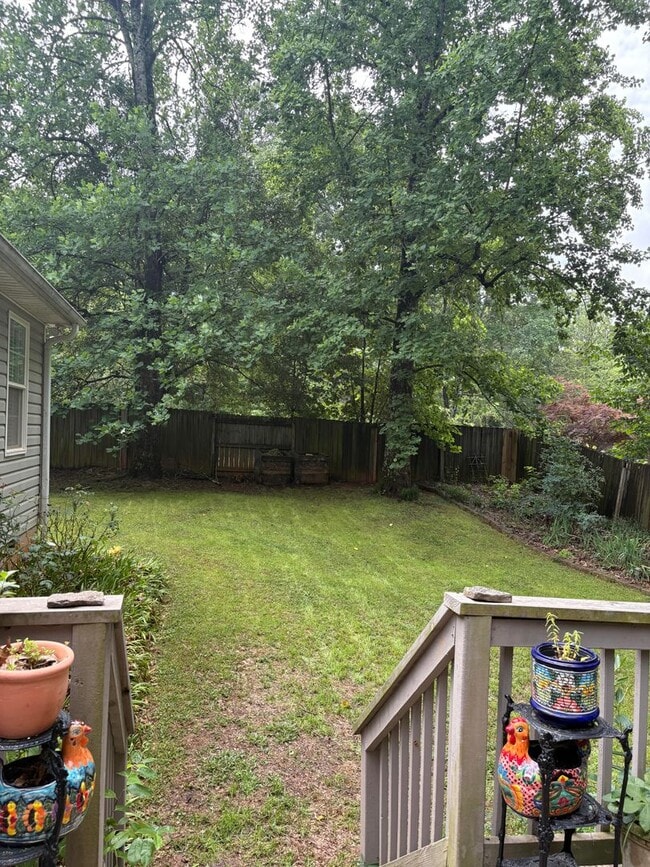 Building Photo - Large, private home in Rivercliff