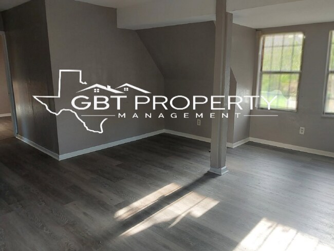 Primary Photo - 516 W Ave B