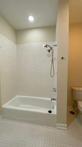 Building Photo - 2986 N Elston Ave