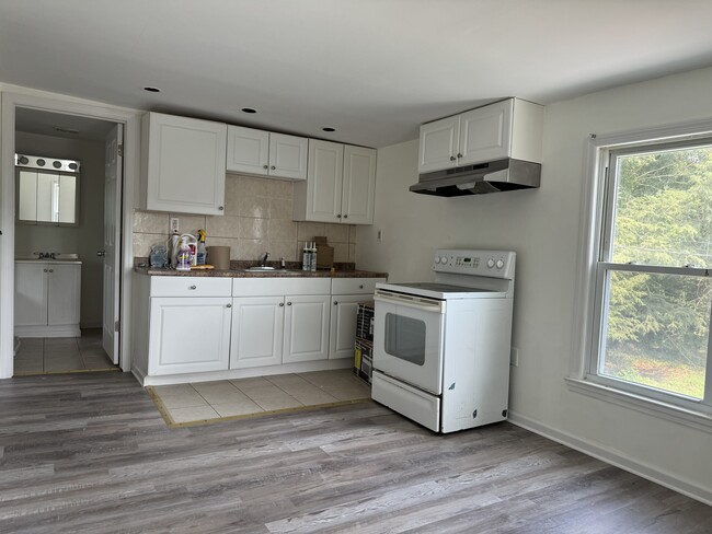 Kitchen - 3811 S Main Rd