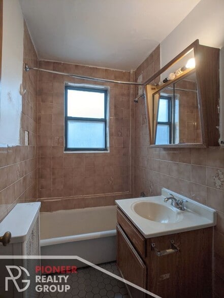 Building Photo - 739 W Belmont Ave