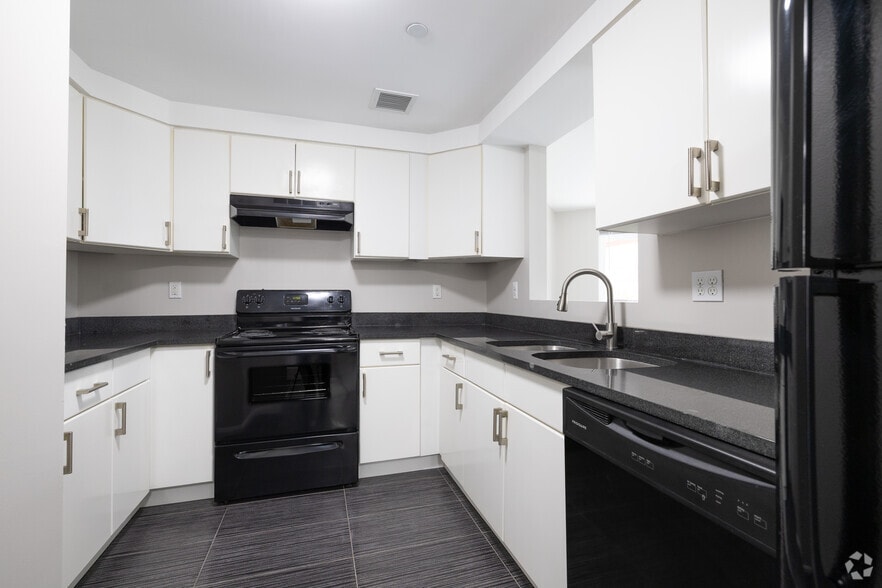 1BR, 1BA, 1/2BA - 940SF - Kitchen - Sullivan Regency