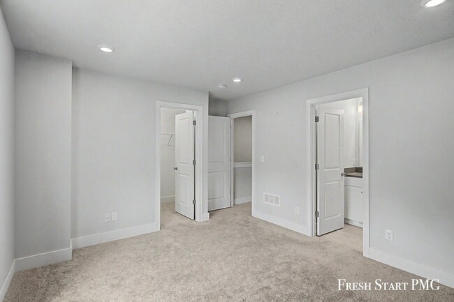 Building Photo - 3-Bed with 2.5 Baths in Rockford's Serene Setting with Fenced in Yard