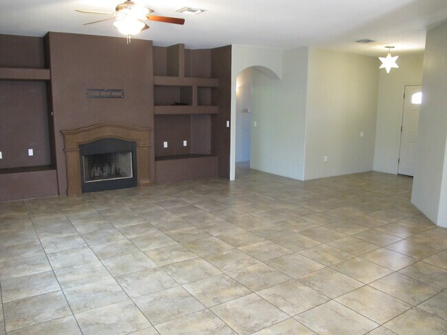 Building Photo - 1305 E Linden St