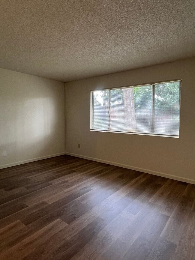 Building Photo - Darling 3 Bedroom House!!