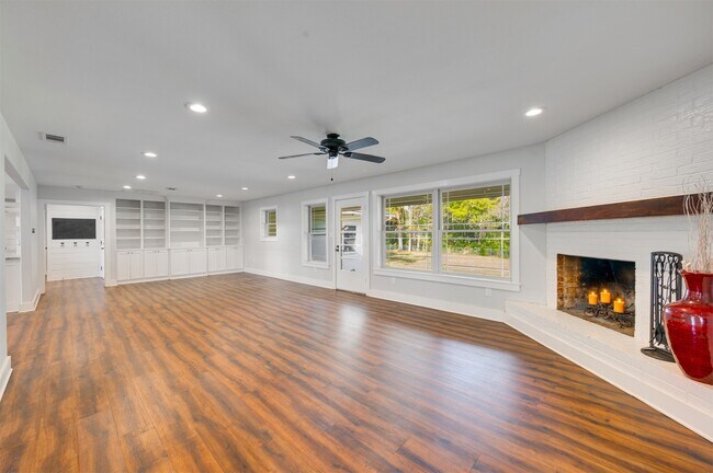 Building Photo - 215 Perryman Rd