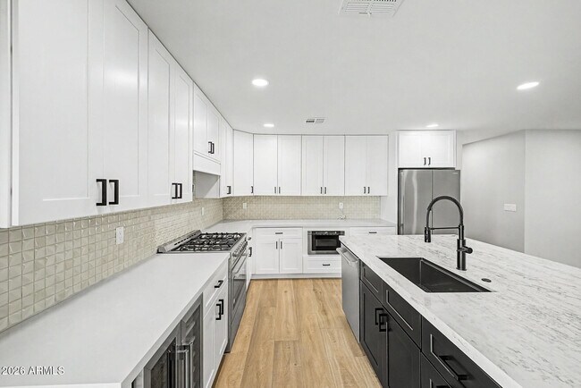 Building Photo - 8440 E Palm Ln