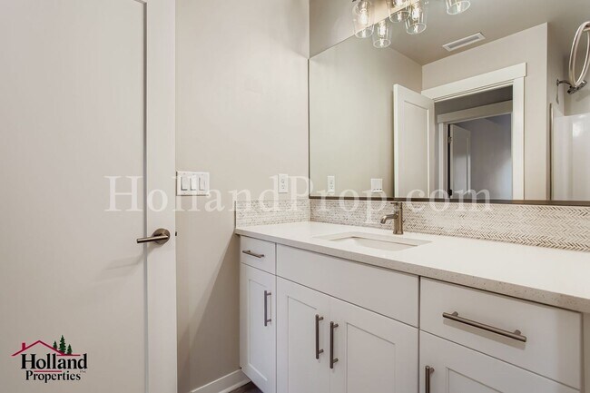 Building Photo - **Price drop: $2395 + $150.00 off for your first 3 months**- Lovely 3 bedroom home in Hillsboro