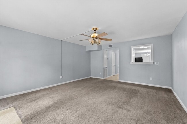 Building Photo - Bright & Updated 2-Bedroom Townhouse in Qu...