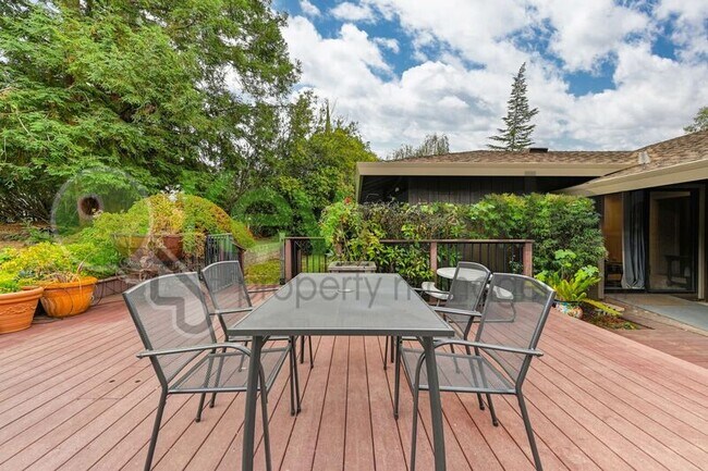 Building Photo - 9635 Oak Leaf Way