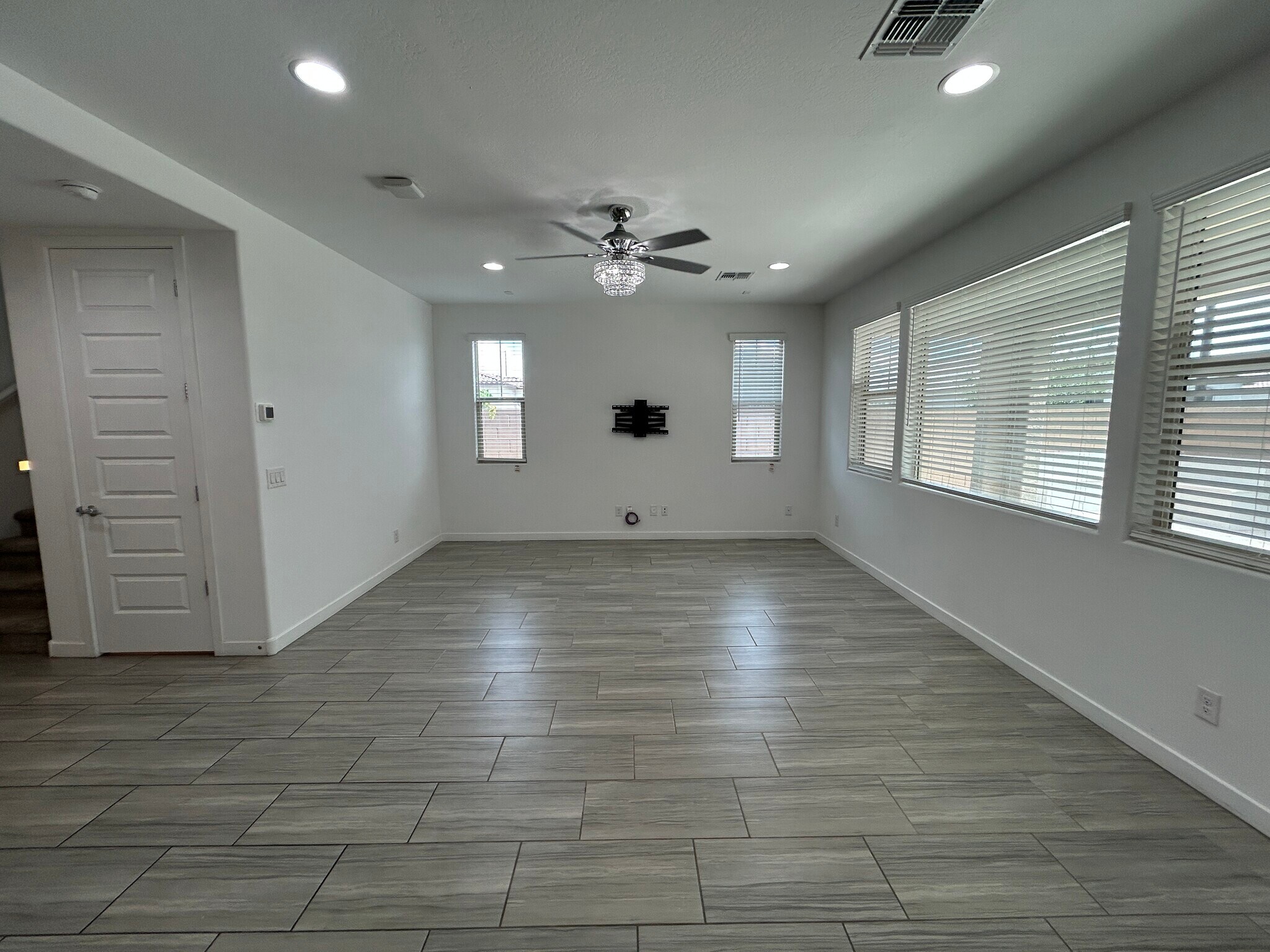 Building Photo - 2521 E Athena Ave