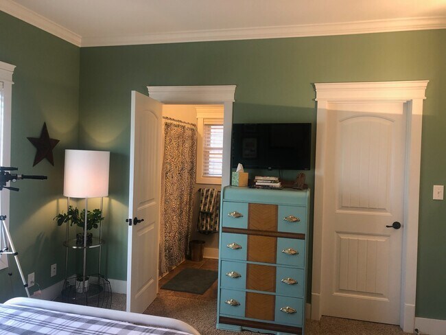 Private bathroom and walk in closet - 511 Wilcox St