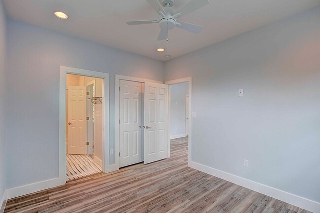 Building Photo - Charming Garage Apartment: Your Private Retreat with Modern Comforts and Stunning Views Awaits!